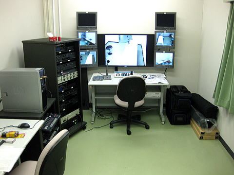 医療面接・診察のための撮影・録画フィードバックシステムが設置された部屋の内部。