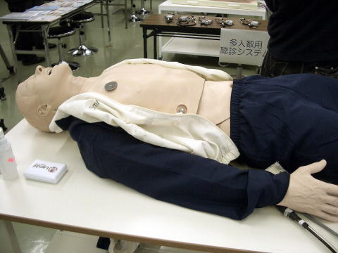 救急シミュレータとして使用される人形がテーブルに横たわっている様子。