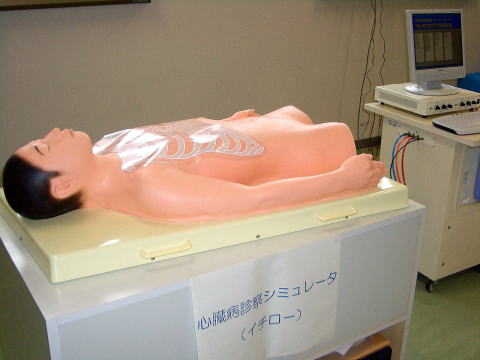 心音や心雑音をシミュレーションするための人形「イチロー」が置かれた医療教育用の設備。