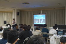 心エコーセミナーのセッション中、講師がプレゼンテーションを行い、参加者が聴講している様子。