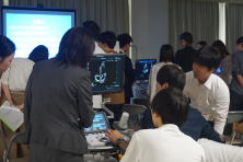 心エコーセミナーのセッションで、参加者が機器を操作しながら講師から指導を受けている様子。