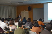 心エコーセミナーのセッション中、講演者がプレゼンテーションを行い、参加者が熱心に聴講している様子。