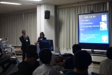 心エコーセミナーのセッション中、講師がプレゼンテーションを行っている様子。参加者が聴講している。