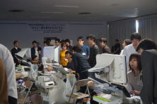 心エコーセミナーの会場で、参加者が機器を操作しながら学んでいる様子。