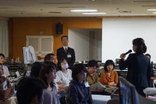 心エコーセミナーのセッション中、講師が参加者に向けて話している様子。参加者は真剣に聴講している。
