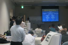 心エコーセミナーのセッション中、参加者がプレゼンテーションを聴いている様子。画面には心エコーに関する情報が表示されている。