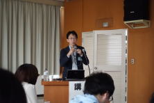 心エコーセミナーのセッションで講演を行う男性が、聴衆に向かって話している様子。