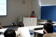 腹部エコーセミナーで講演を行う女性と、聴講する学生たちの様子。