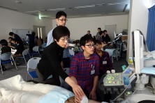 腹部エコーセミナーでの実習風景。医学生が指導を受けながらエコー機器を操作している様子。