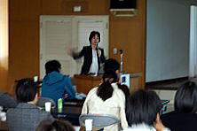 心エコーセミナーで講演を行う講師と聴衆の様子。