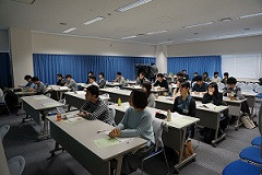腹部エコーセミナーの講義を受ける学生たちが座っている教室の様子。