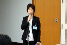 心エコーセミナーで講演を行う女性がマイクを持って話している様子。