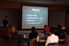 心エコーセミナーのセッション中、講師がプレゼンテーションを行い、参加者が聴講している様子。