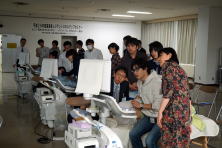 心エコーセミナーの参加者が機器を操作しながら学んでいる様子。