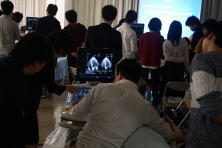 心エコーセミナーのセッション中、参加者がモニターを見ながら学んでいる様子。