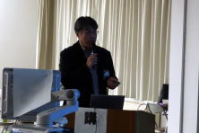 心エコーセミナーで講演を行う男性が、プレゼンテーションを行っている様子。