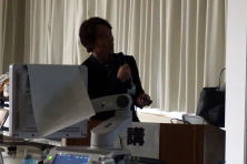 心エコーセミナーで講演を行う講師が、プレゼンテーションを行っている様子。