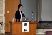 心エコーセミナーで講演を行う女性講師が、パソコンの前で話している様子。