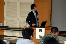 心エコーセミナーで講演を行う講師と聴衆の様子。