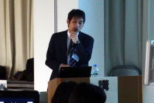 心エコーセミナーで講演する男性が、プレゼンテーションを行っている様子。
