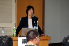 心エコーセミナーで講演を行う女性講師が、聴衆に向けて話している様子。