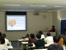 腹部エコーセミナーの講義中、スライドを見つめる学生たちの様子。