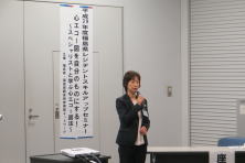 平成29年度心エコーセミナーのセッションで講演を行う女性が、マイクを持って話している様子。背景にはセミナーのタイトルが書かれた垂れ幕が見える。
