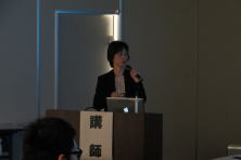 心エコーセミナーで講演を行う女性が、聴衆に向けて話している様子。