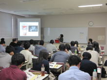 腹部エコーセミナーで講義を受ける参加者たちが、スクリーンの内容に注目している様子。