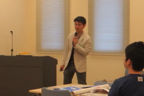 福島診断推論セミナーで講演を行う男性と聴衆の様子。