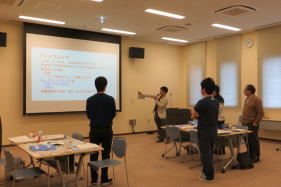 福島診断推論セミナーの様子。参加者がプレゼンテーションを聴きながら、スクリーンを見つめている。