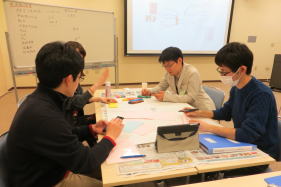 福島診断推論セミナーでグループディスカッションを行う参加者たち。テーブルには資料や文房具が並んでいる。
