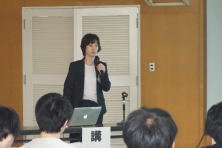 心エコーセミナーで講演を行う女性講師と聴衆の様子。
