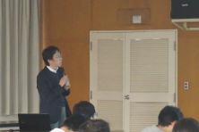 心エコーセミナーで講演を行う講師が、参加者に向けて話している様子。