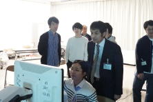 心エコーセミナーで参加者がモニターを見ながら学ぶ様子。医療教育の一環としてのセッション。