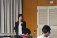 心エコーセミナーのセッションで講演を行う女性講師と聴衆の様子。