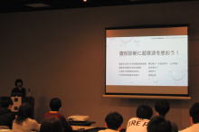 平成30年度腹部エコーセミナーの講演中の様子。スライドには「腹部エコーの重要性」が表示され、参加者が聴講している。