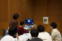 腹部エコーセミナーでの実習風景。参加者がモニターを見ながら学んでいる様子。