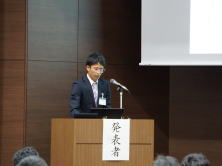 令和元年度福島県地域医療症例検討会で発表する研修医の西丸響先生が、講演を行っている様子。