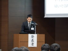 福島県立医科大学附属病院で発表を行う研修医の男性。