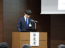研修医の草野亮太先生が福島県地域医療症例検討会で発表している様子。