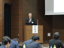 福島県地域医療症例検討会で講演を行う男性と聴衆の様子。