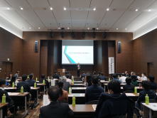 福島県地域医療症例検討会の会場で、講演を行う講師と参加者たちの様子。
