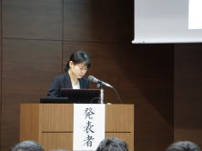 研修医の芳賀文香先生が福島赤十字病院で発表を行っている様子。