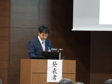 研修医の桐花悠介先生が福島県地域医療症例検討会で発表を行っている様子。