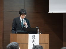 研修医が発表を行っている様子。会場には聴衆がいる。