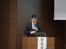 研修医の晴山到先生が福島県地域医療症例検討会で発表を行っている様子。