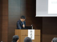 令和元年度福島県地域医療症例検討会で発表する松岡亮先生が、講演を行っている様子。
