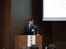 令和元年度福島県地域医療症例検討会で発表する渡邉大貴研修医の姿。