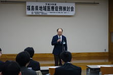 福島県地域医療症例検討会で講演する男性と参加者たちの様子。